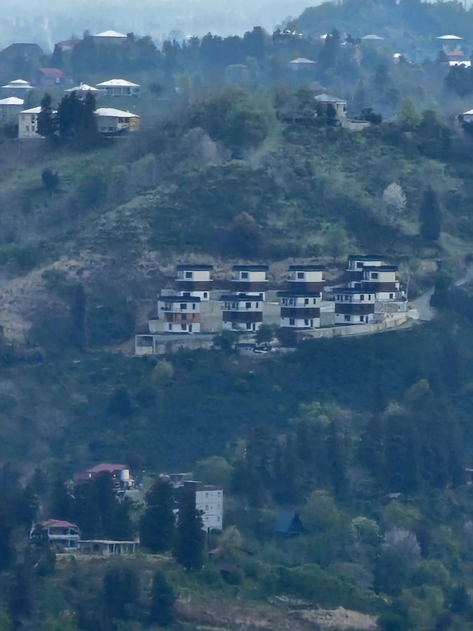 დასრულებული საცხოვრებელი პროექტის საერთო ხედი ფერდობზე